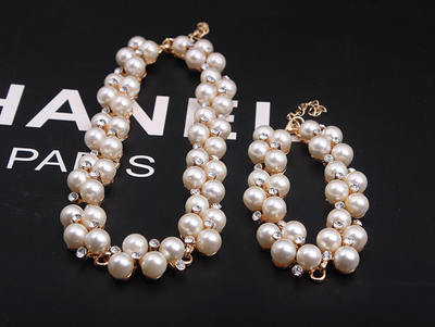 A three-piece set of pearl water diamond short collarbone necklace with the same style as Miss Korea's "Please" is a versatile and fashionable accessory for women