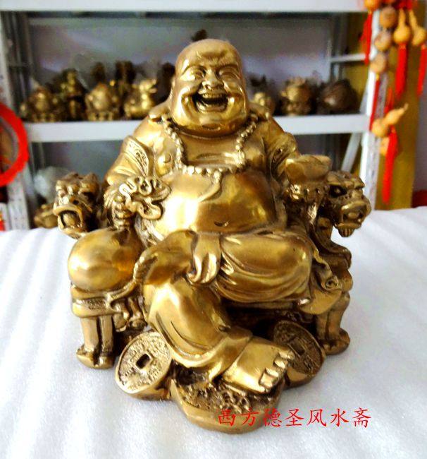Bronze Mille Buddha laughs over Buddha's great belly Buddha bronze statue like a fortune and a fortune to send a fortune to the family and to be known for the harmony of the family.