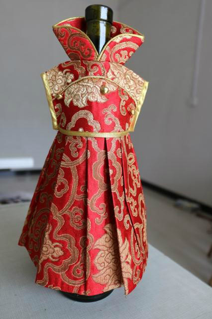 The new Chinese classical women's wine bottle set red wine gift packaging is sent to the foreign princess skirt brocade wedding satin