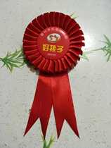 I went to kindergarten and got a corsage to reward good children for their smart progress and custom-made small red flower badges.