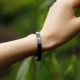 Vòng tay đơn giản nam Nhật Bản và Hàn Quốc của titan thép cá tính trang sức cặp vợ chồng hipster vòng đeo tay tùy chỉnh màu đen trẻ chuỗi trầm hương Vòng đeo tay Cuff