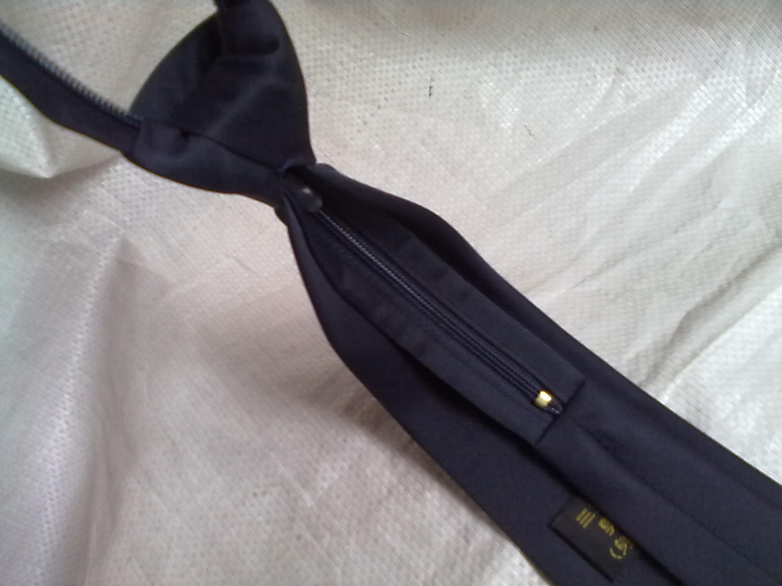 Old-fashioned tie, blue-collar tie, pull-up tie