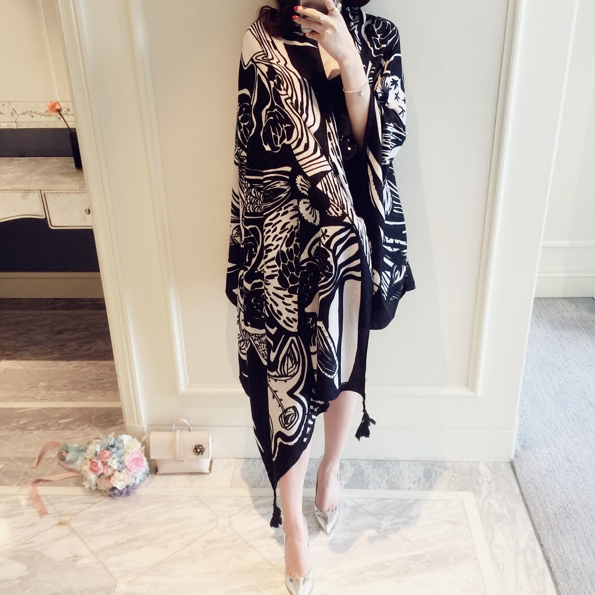 Xiao Xiao Fan 2023 Spring with black and white printed cotton scarf female air conditioned sun tissue scarf long shawl