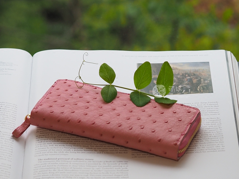 (small island hand made) (cherry blossom one piece of sheet disassembled on its own) Hand-sewn ostrich leather laced handbag wallet