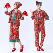 Two people perform costumes Yangko dance Northeast big sisters peasant costumes village girl suits square girls funny floral cloths