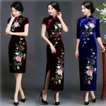 Yitang style middle-aged mother Cheongsam Wedding banquet dress long oblique lapel embroidery gold velvet embroidery three-point sleeves