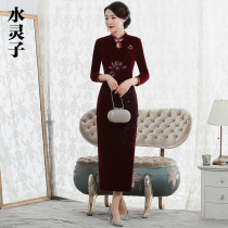 Golden velvet cheongsam long temperament new style 2021 spring Chinese style retro fat mother-in-law wedding banquet mother dress