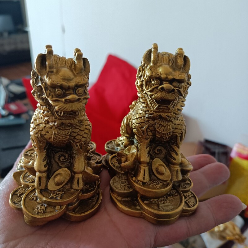 Copper Qilin Figurines, a Pair of Male and Female, for Home Protection, Wealth, and Warding Off Negative Energy, Suitable for Windowsills, Study Rooms, and Offices