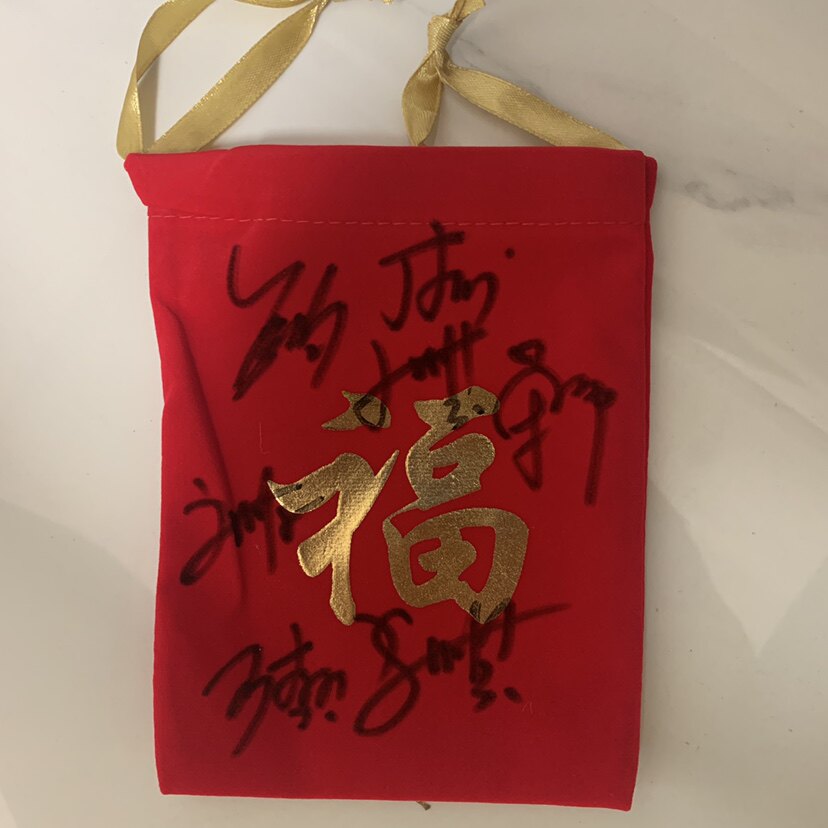 The Times Youth League autographed the New Year Blessing Bag activity site to personally sign the fidelity Song Yaxuan Liu Yaowen Ma Jiaqi