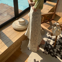 Geometric lines skirt and white