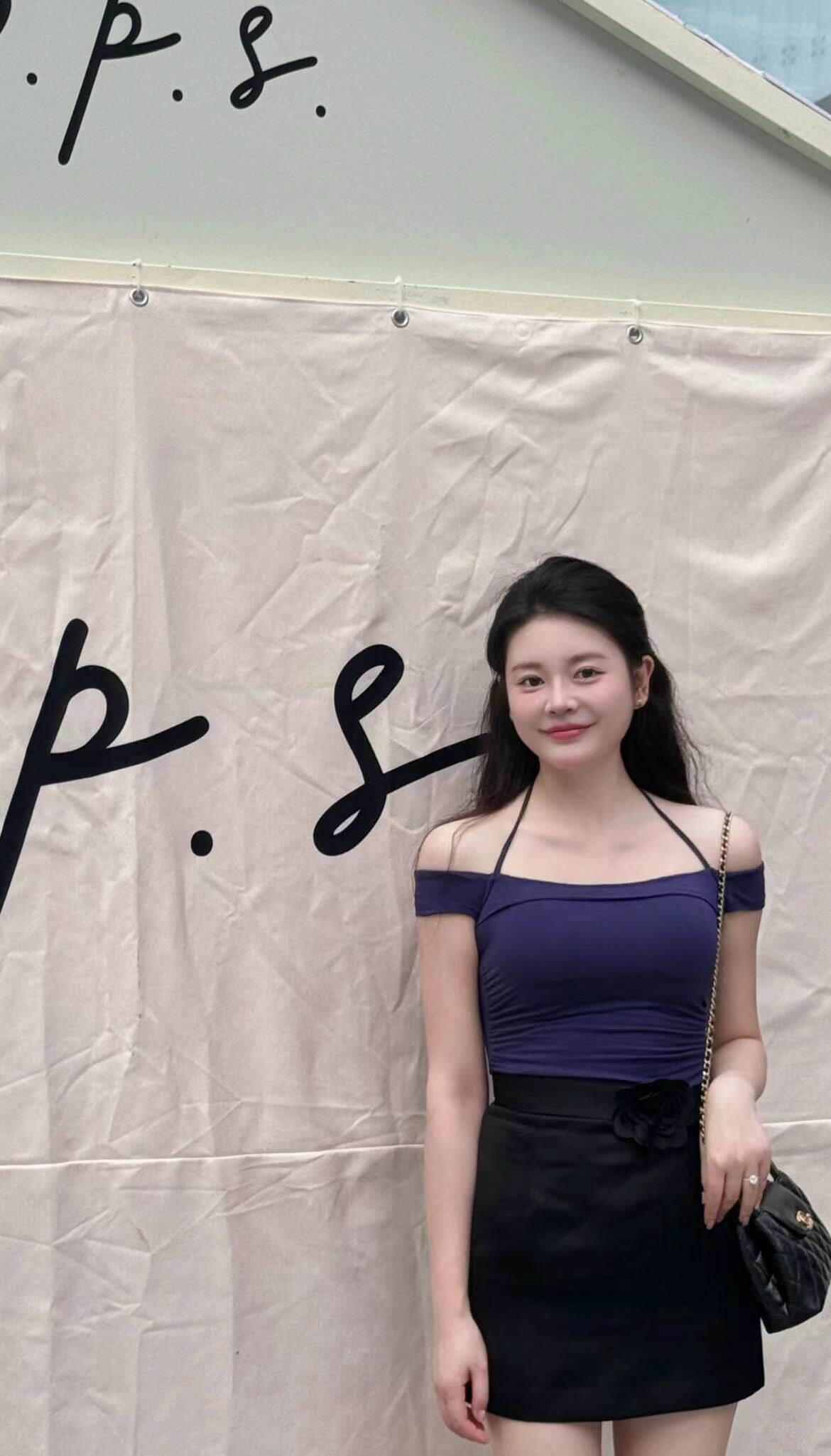 玖绪夏季辣妹挂脖T恤 一字肩露肩设计小露性感 短款紧身勾勒腰线 纯欲风满满