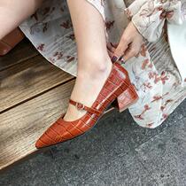 2020 spring caramel color leather single shoes womens stone grain thick heel middle heel pointed shoes Mary Jane shoes vintage