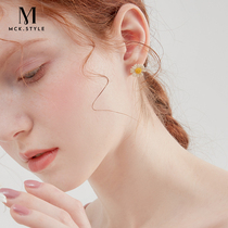 Small daisy earrings 2021 New Tide Simple earrings female temperament small and exquisite jewelry versatile three-dimensional earrings