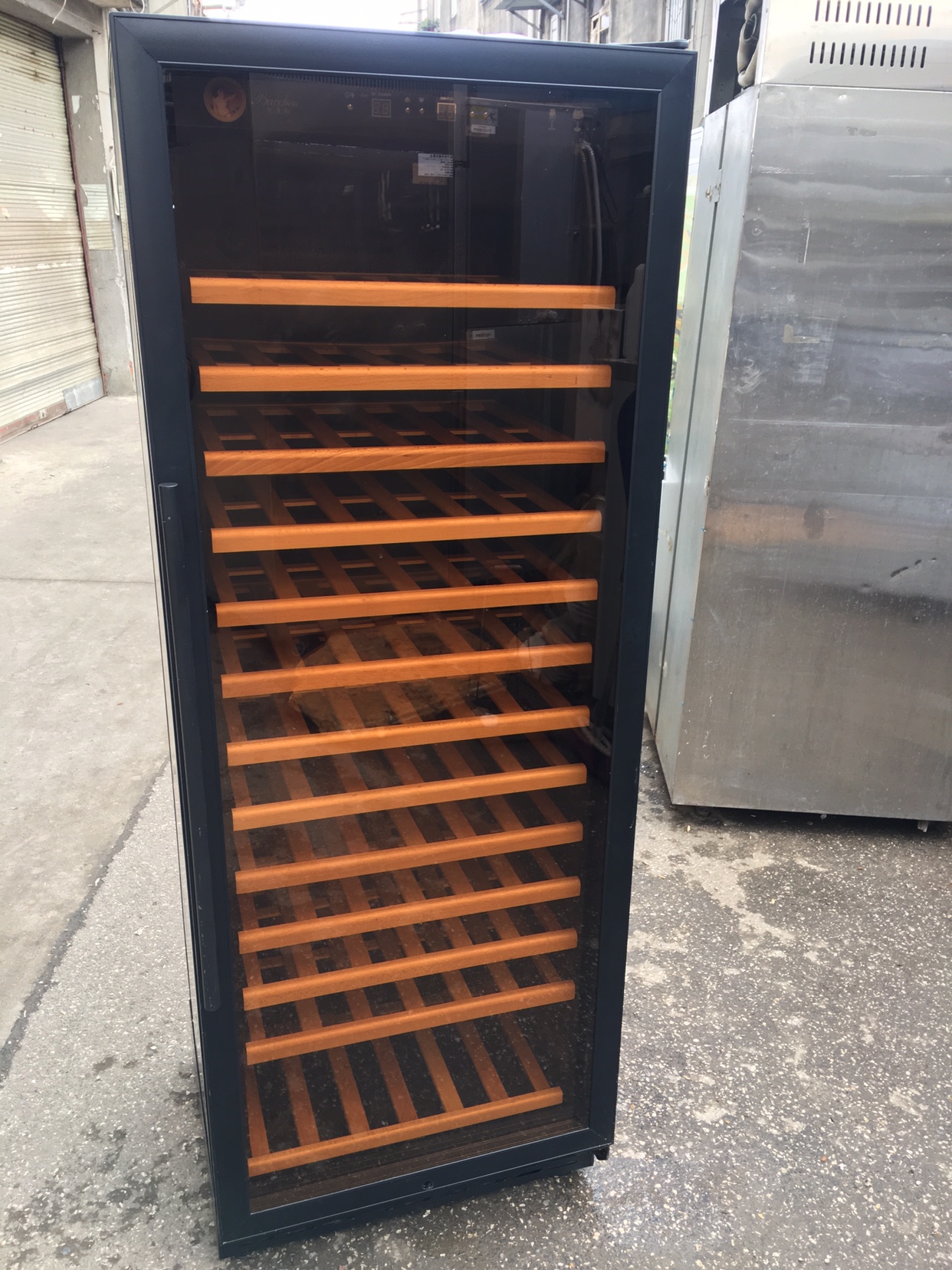 Second hand red wine cabinet thermostatic wine cabinet 270 liter single door large capacity computer controlled temperature 9 to be new low price spot