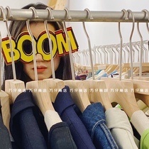 ten thousand paparazzi with a bang and a bang a festive dress and a glasses styling.