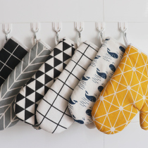 Japanese cotton and linen thickened anti-scalding microwave oven gloves ins black and white plaid baking oven thickened insulation gloves