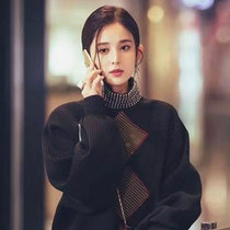 Jiu Er Fadai maje Gulina Zayuan Lai with the same diamond turtleneck sweater