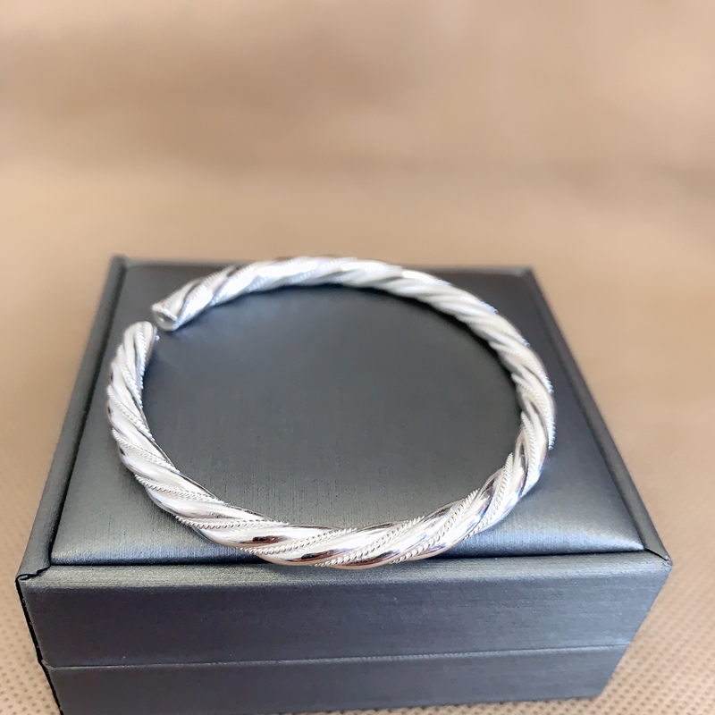 Yunnan Dali Bai Ethnic Group Snowflake Silver Pure Silver 999 Twist Bracelet, Braided Round Twisted Pattern Handmade Exquisite Bracelet Yunnan Dali Bai Ethnic Group Snowflake Silver Pure Silver 999 Twist Bracelet, Braided Round Twisted Pattern Handmade Exquisite Bracelet