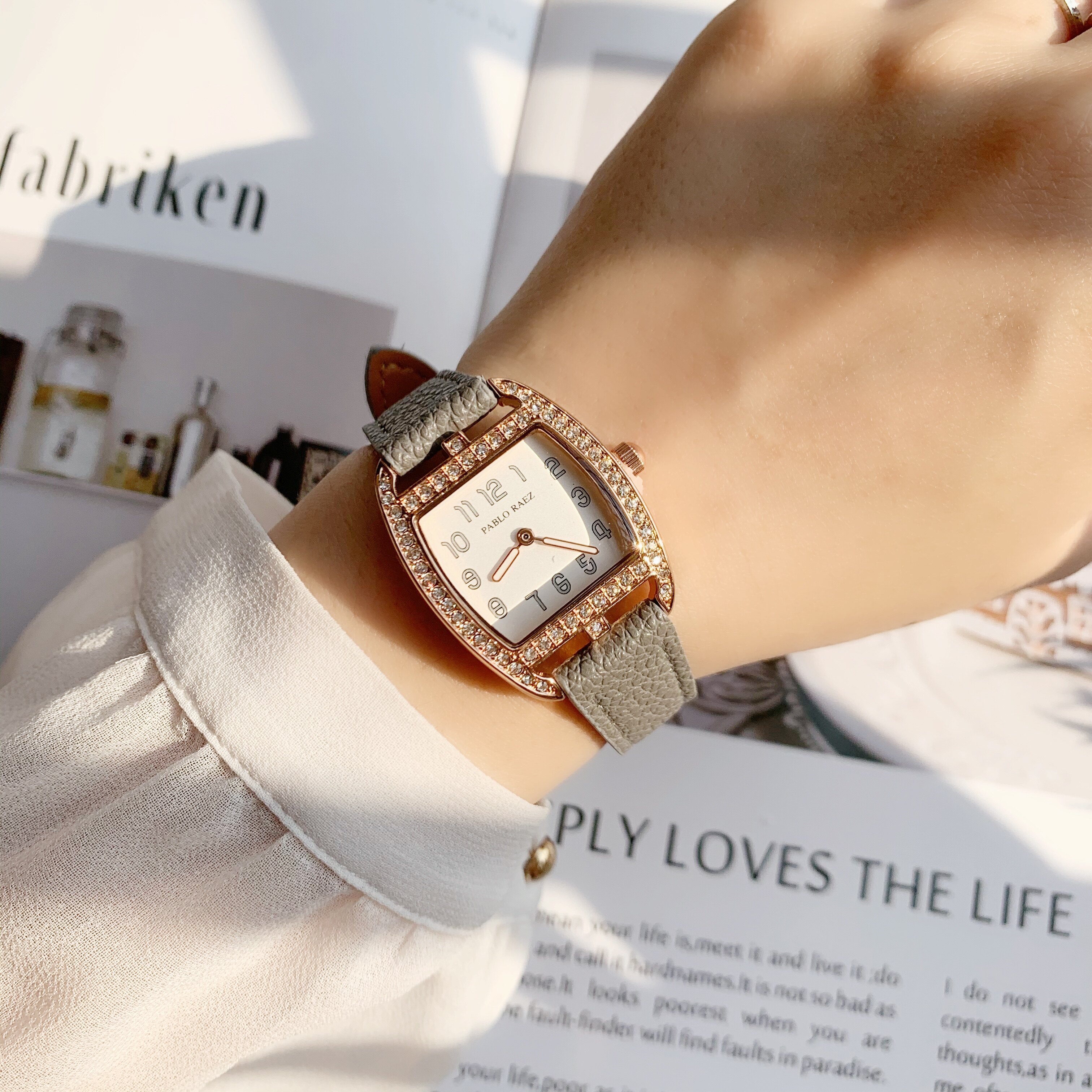 Women's Quartz Watch With Lychee Pattern Strap And Diamond Detail_voghion.com