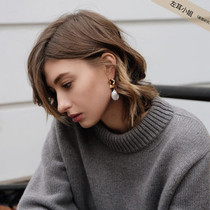 Left ear) Baroque pearl earrings European and American small crowdsourced retro fashion temperament Anomalous Ear Nail Pendant Mesh Red INS Tide
