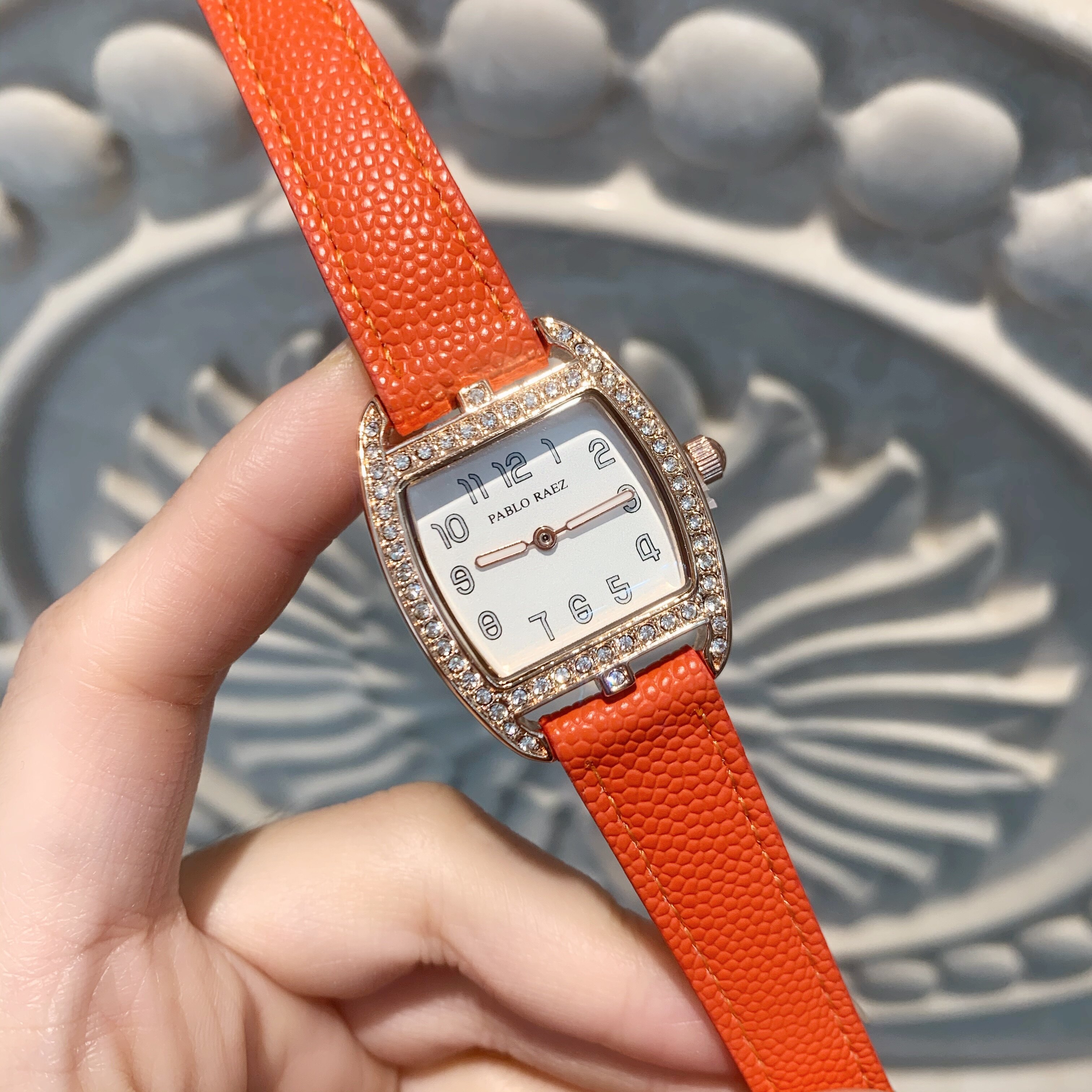 Women's Quartz Watch With Lychee Pattern Strap And Diamond Detail_voghion.com