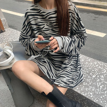 South Koreas autumn new Korean version BAO WEN long sleeve T-shirt woman 100 hitch loose and lazy blouses the long section of the coat of clothing