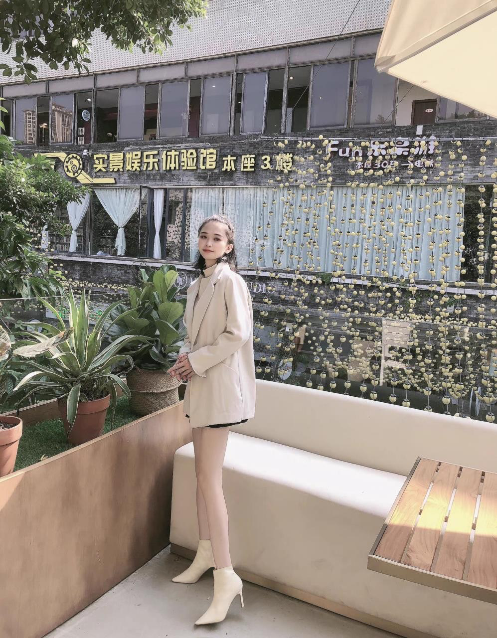 罗曼风情秋冬米色尖头高跟短靴 细跟瘦瘦靴设计拉长比例 加绒保暖不臃肿