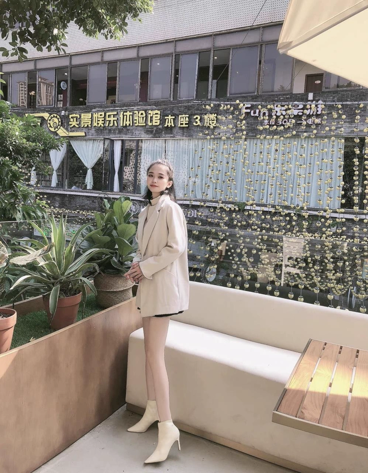 罗曼风情秋冬米色尖头高跟短靴 细跟瘦瘦靴设计拉长比例 加绒保暖不臃肿