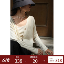 Beautiful Emperor Atmosphere Sensation Gold Buckle Knit Cardigan Vest Two Sets 2022 Early Spring New Full Cotton Stack Wear