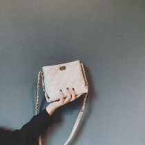 La mode leather net red bucket bag female 2020 new messenger high-end French niche lingge chain bag