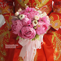 2019 new Xiuhe clothing simulation bride holding flowers to marry Chinese photo studio props peony rose