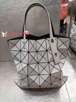 Japan ISSEY MIYAKE ISSEY MIYAKE liu ge 6 lattice double-sided ling ge Hand bag shoulder bag