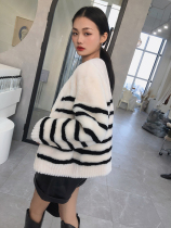 dearyan2021 Winter new melinu fur integrated black and white striped grass jacket V collar short for young