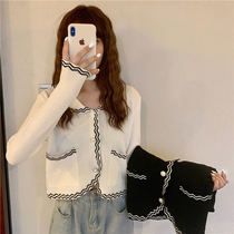 Xiaoxiang wind long-sleeved knitted cardigan womens autumn 2021 new Korean version of wild pearl buckle contrast color short top thin