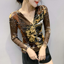 Europe station 2022 autumn and winter new sexy V collar T-shirt woman long sleeve printed net yarn jacket foreign air 100 hitch bottom shirt