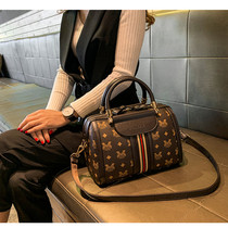 Europe station 2022 new genuine leather womens bag fashion pop Boston handbag foreign air texture single shoulder inclined cross-pack