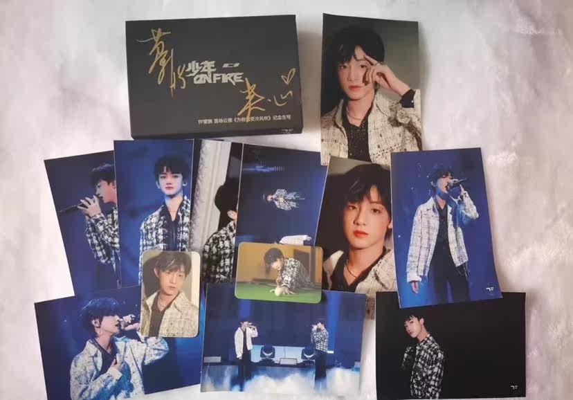 TF family three generations Su Xinhao Deng Jiaxin autograph Babylonian commemorative students write pro-visa fidelity around