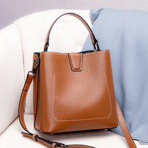 Minimalist genuine leather small water barrel handbag handbag headlining Bull Skins superfire single shoulder bag Female soft leather Fashion Oblique Satchel Bag