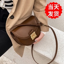 Ainan wind caramel life retro saddle bag women autumn and winter New 2021 tide Joker niche shoulder shoulder bag