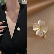 2021 New brooch female breast neckline fixed clothes suit high-end exquisite pin anti-light buckle accessories tide