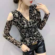 Net-yarn undershirt woman autumn and winter 2021 new sexy V collar T-shirt long sleeve fashion printed foreign air dew shoulder blouses