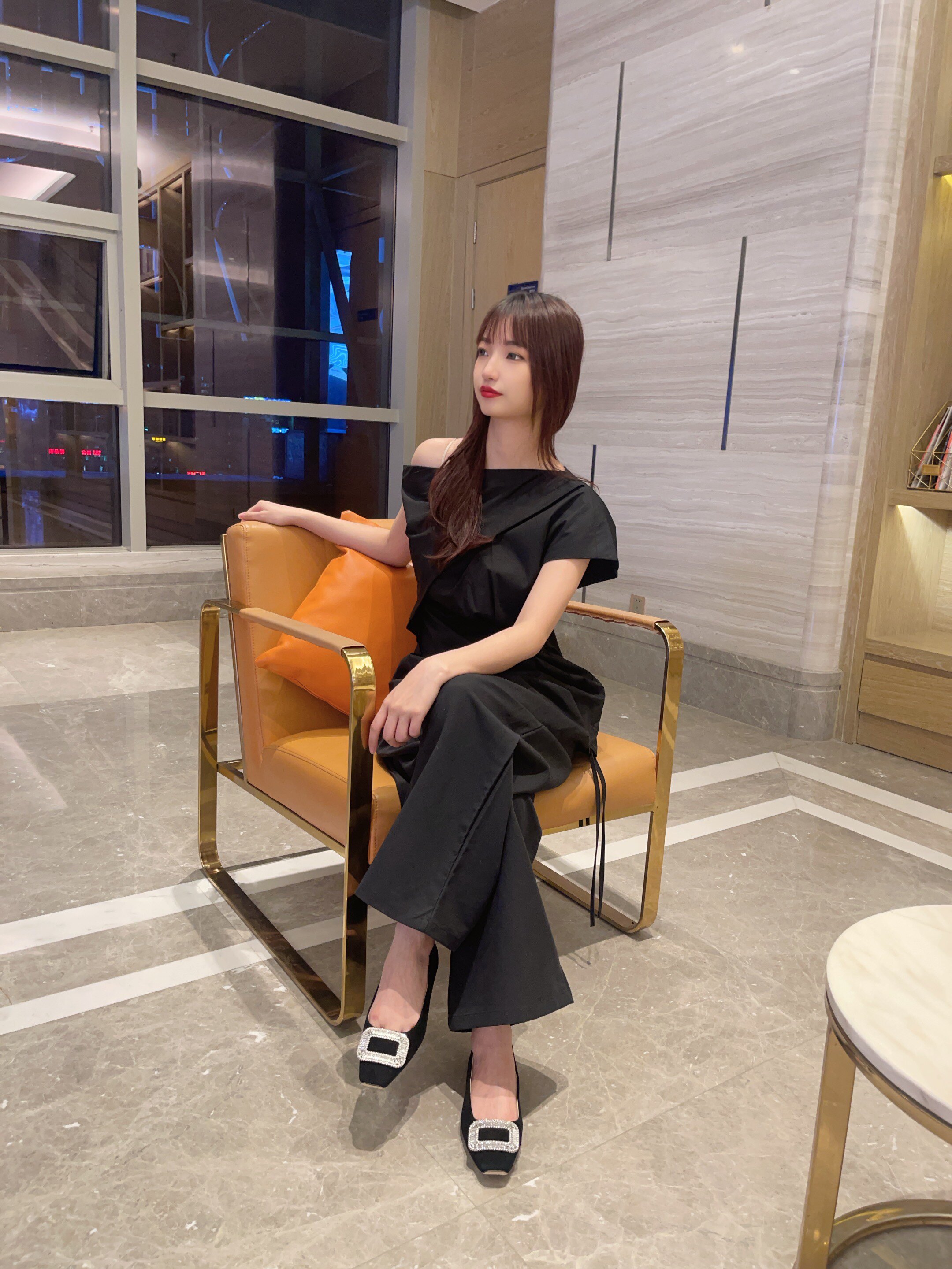 「倾城之恋」Nine West/玖熙方扣单鞋：法式平底鞋的水钻优雅美学