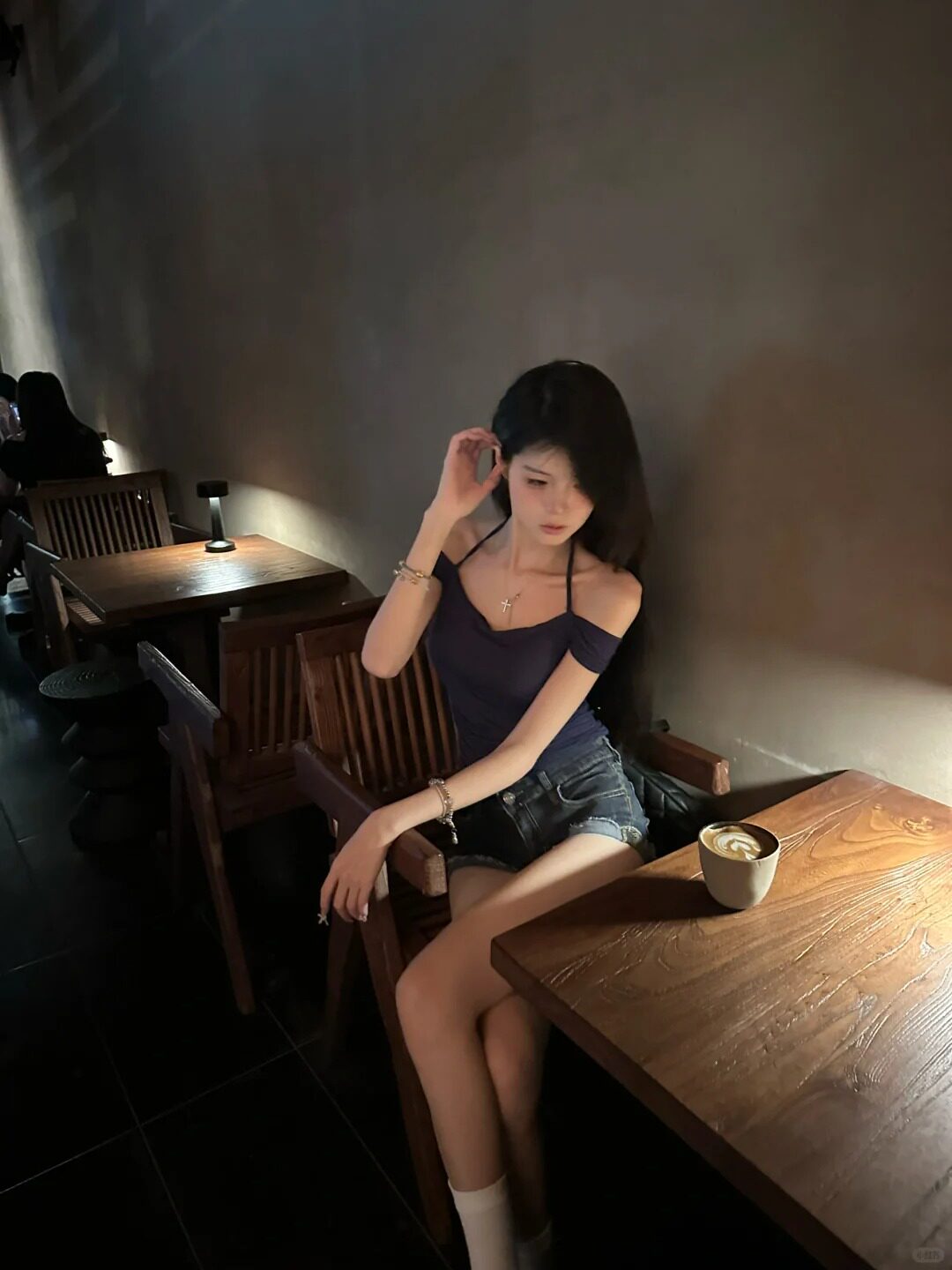 玖绪夏季辣妹挂脖T恤 一字肩露肩设计小露性感 短款紧身勾勒腰线 纯欲风满满