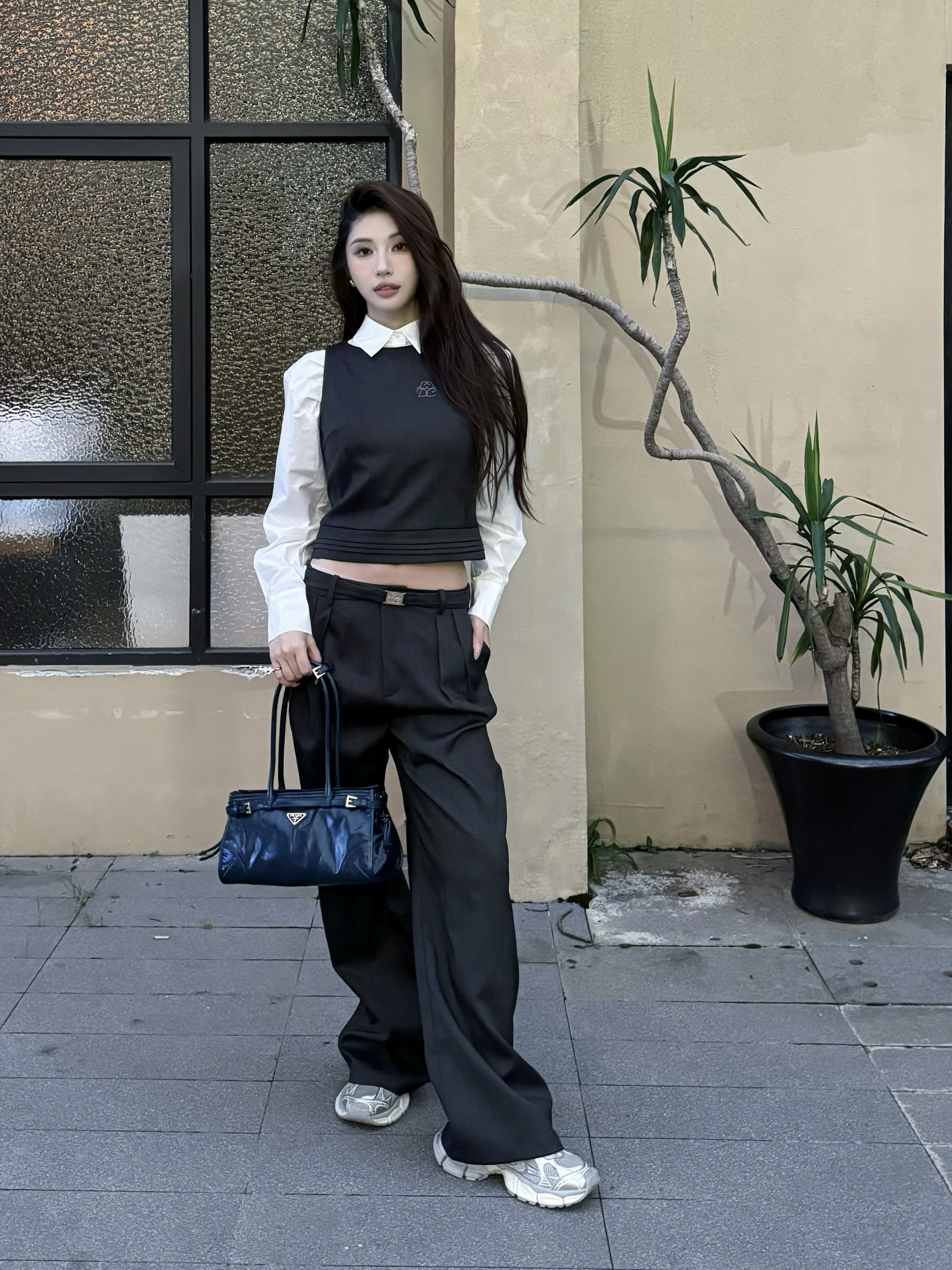 Prada Bonnie中号牛皮手袋 几何廓形融合复古与现代 柔软皮革配经典珐琅三角徽标