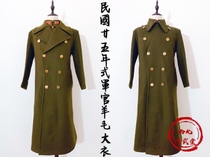 The War Resistance Army 800 thick hair candle weighs 1000 officers in the uniform of General Captains coat