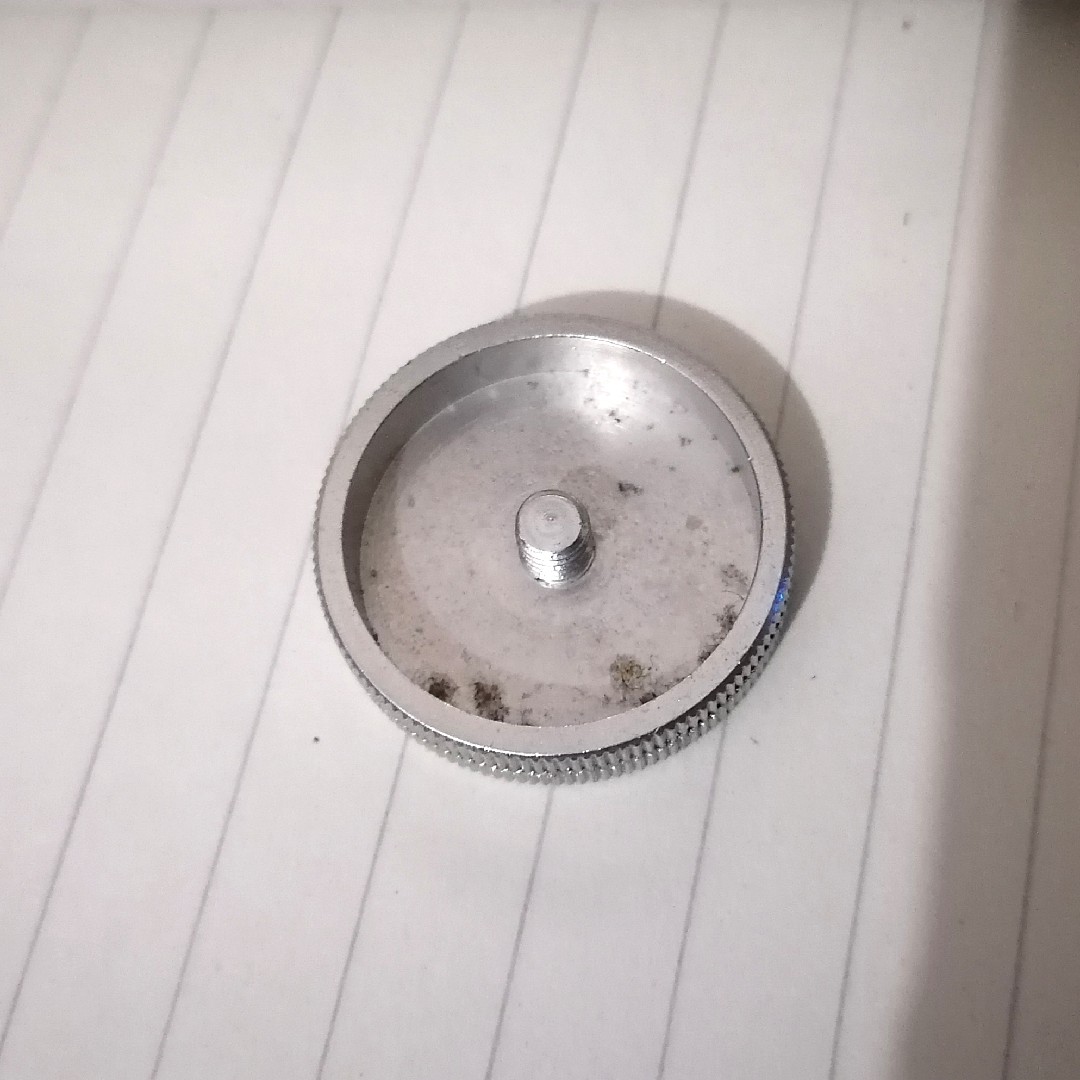 A seagull early 202 folds the press screw on the camera