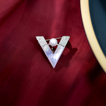 High-grade zircon shell simple Joker letters buckle clothes pin suit coat pearl accessories brooch women