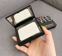British purchase spot NARS new version of naked light transparent color makeup honey powder cake soft Coke control oil holding makeup