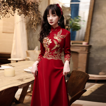 Chinese toast bride 2021 new winter cheongsam long sleeve wine red wedding velvet evening dress arm