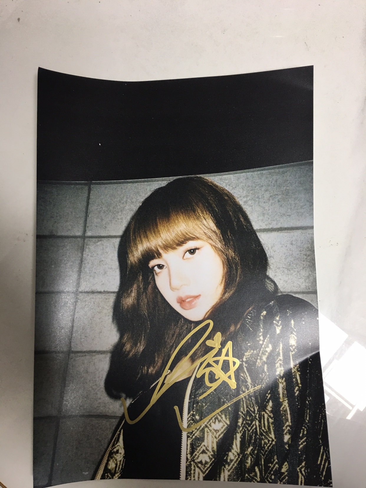 BlackPink member Lisa's autograph poster 12-inch fidelity pro-sign fans should aid the perimeter